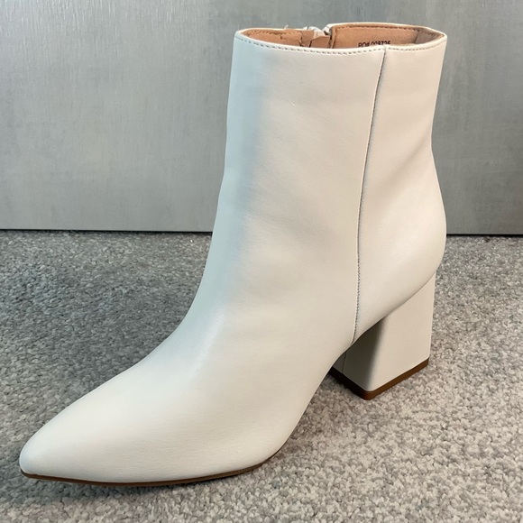 Journee Collection Shoes - Journee Collection Tabbie Ankle Bootie in White - Size 8.5 (NWOB)